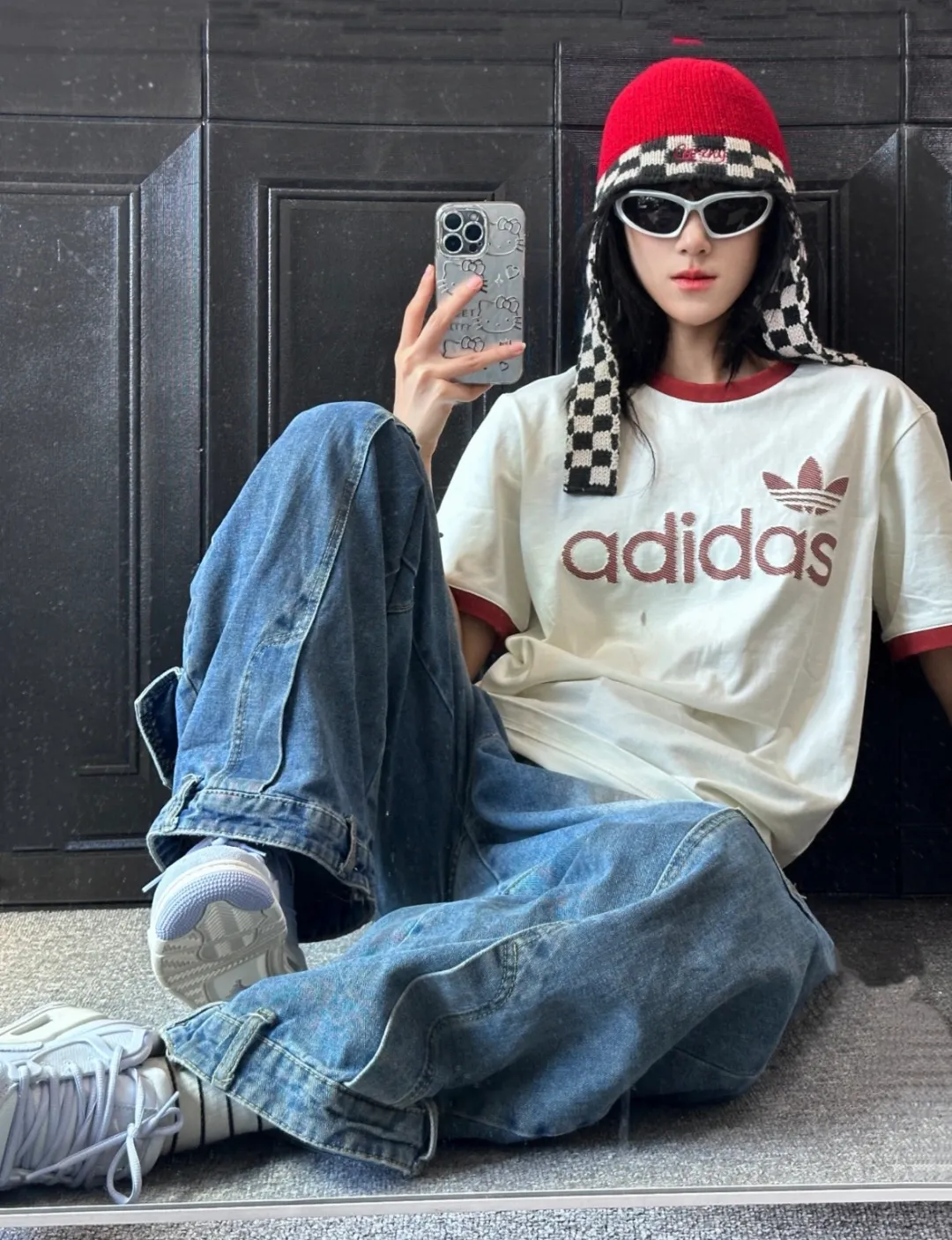 No watermark upper body rendering 𝟬𝟱𝟰𝟰#Exclusive real shot/difference between various stolen pictures and online version on the market [𝗮𝗱𝗶𝗱𝗮𝘀Adidas Clover & Wang Hexi Same Style Contrast Color Retro T-shirt] ✅This Retro Contrast Color T-shirt directly brings out the American Retro feel Classic round neck with contrasting edging design, available in white, red and dark gray colors. No matter skin color or body shape, men and women can easily choose the same style for couples! . ✅ Original mold opening, pure original/tag washed wheat ribbon individually coded/full set of 1:1 customized accessories ➕Customized three-label ➕𝗬𝘂𝗮𝗻 version of the tag ➕𝗹𝗼𝗴𝗼 packaging bag🔥 ➕Scan the QR code to enter the official website. Complete with three labels! Perfect Quality! Highly recommended! ✅Top version, ins Xiaohongshu Kuaishou = lots of bloggers’ outfits. ✅Adi’s absolute Hot Sale star Same Style details are online, feel free to compare! The iconic Adidas logo embellishes the chest, highlighting the brand's charm. Fixed color and classic three-bar stripes, classic will never go out of style! Versatile is not picky, the original model is perfect for the upper body, so buy it with your eyes closed! ✅Easily adaptable to various sports or daily leisure scenes. Whether you are running for fitness or hanging out on the street, it can keep you full of energy without losing the sense of fashion. ✅Complete sizes to meet the needs of different body shapes! Color; White Size S-XXL